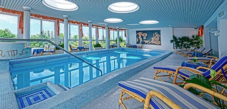 Piscina termale coperta panoramica